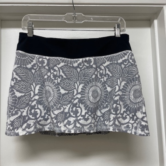EUC LULULEMON Pace Setter Skirt Skort Beachy Floral White Fossil Black - Picture 4 of 10